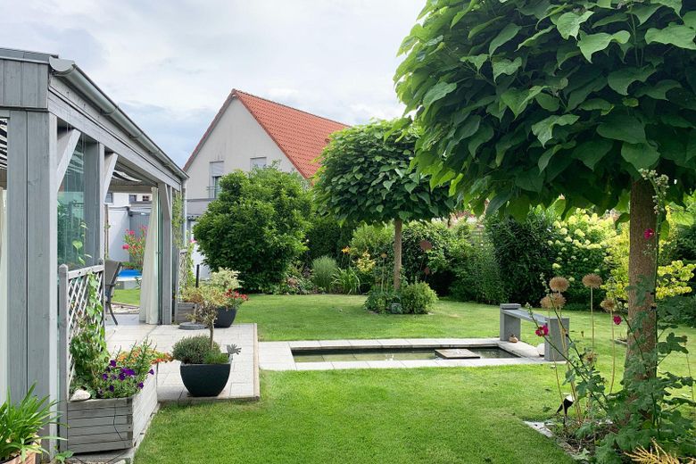 Garten mit Wasserbecken