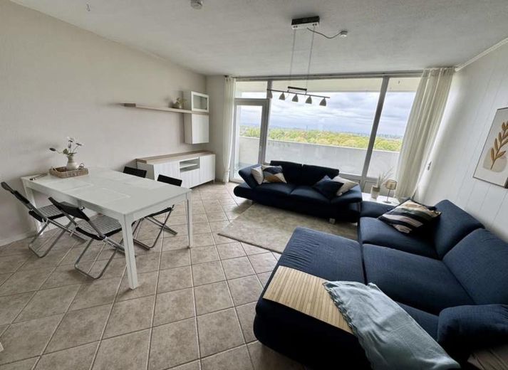 Möblierte 1-Zimmer-Wohnung im 10. Stock mit herrlicher Aussicht – Wohnzimmer