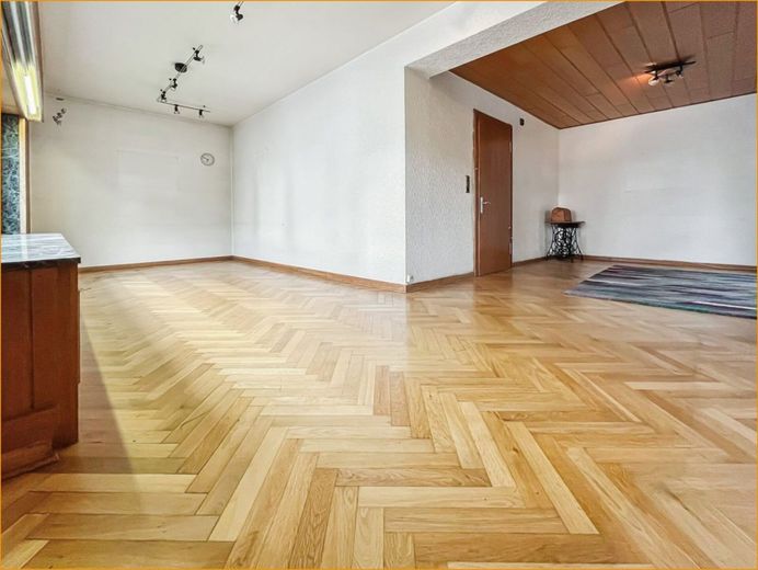 Solides Zweifamilienhaus in zentraler Lage im Duisburger Norden – Wohnzimmer