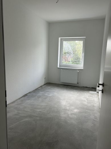 Sanierte Wohnung am Glinder Markt mit großem Balkon – Schlafzimmer 1