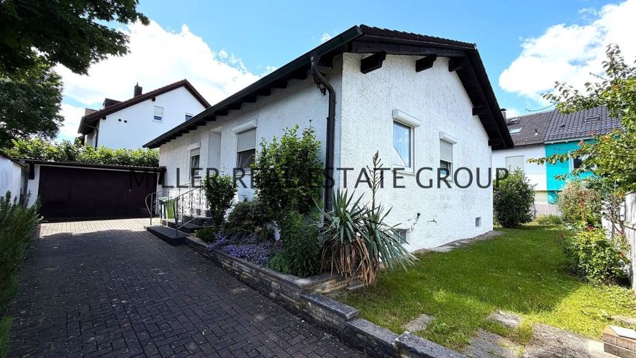 Seltene Gelegenheit in Ingolstadt-Unterhaunstadt: Großzügiger Bungalow mit Vollkeller, Doppelgarage, Garten &amp; Ausbaupotenzial! – Außenansicht