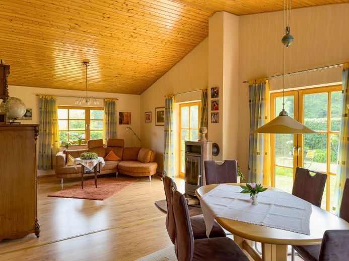Wohnzimmer mit Kamin