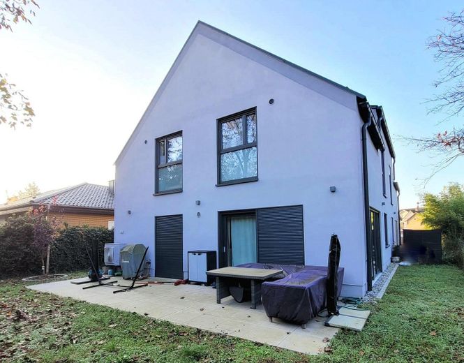 Modernes Niedrigenergiehaus mit Garten, Terrasse und Doppelcarport inkl. Wallboxen – Außenansicht
