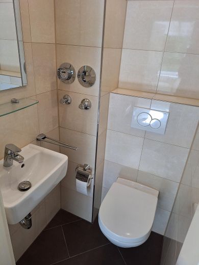Hochwertig komplettsanierte 3-Zi. Erdgeschossterrassenwohnung in München, Fürstenried, am Waldrand – WC