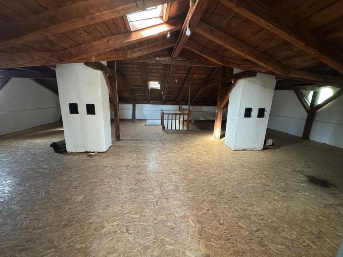 9-room two-family house on a 1080 m² plot, directly beside the railway tracks, 15 minutes by train to Munich – DG