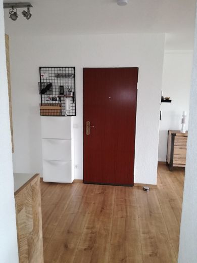 Spacieux appartement de 4 pièces avec 2 salles de bains, balcon et garage, offrant une vue incroyable – Flur - Eingangsbereich
