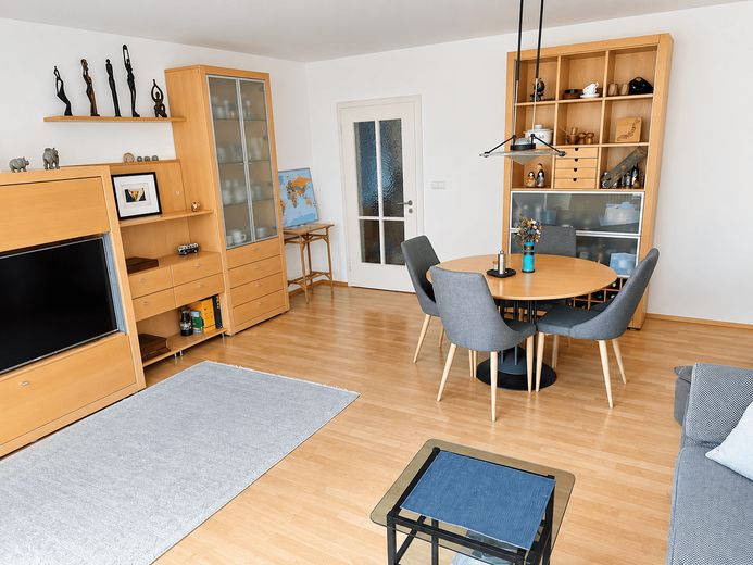 Appartement calme de 4 pièces situé dans un emplacement privilégié de Munich-Großhadern avec loggia exposée au sud – Wohnzimmer