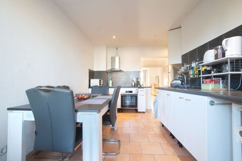 Modern eingerichtete, großzügig geschnittene Wohnung mit Internetzugang und Balkon, zwei Bäder, nahe U-Bahn und Einkaufsmöglichkeiten – 15b274d4a47260e07405e64275f73d13c224cbd9.jpg