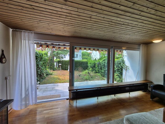 Miejsce dla rodziny – środkowy segment domu szeregowego z ogrodem, balkonem, garażem i instalacją fotowoltaiczną – Wohnzimmer