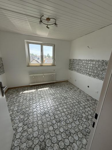 Helle 3-Zimmer-Wohnung mit schönem Ausblick in Hanau-Steinheim – Küche Bild1