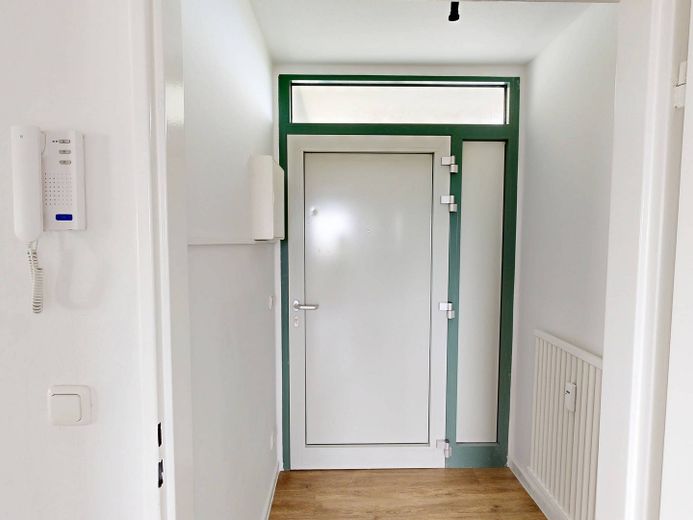 Appartement moderne de 3 pièces avec BALCON et beaucoup de lumière naturelle – Eingangsbereich