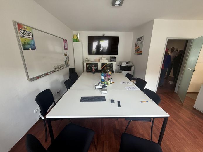 Kleines Büro mit Balkon mitten in City – Meeting