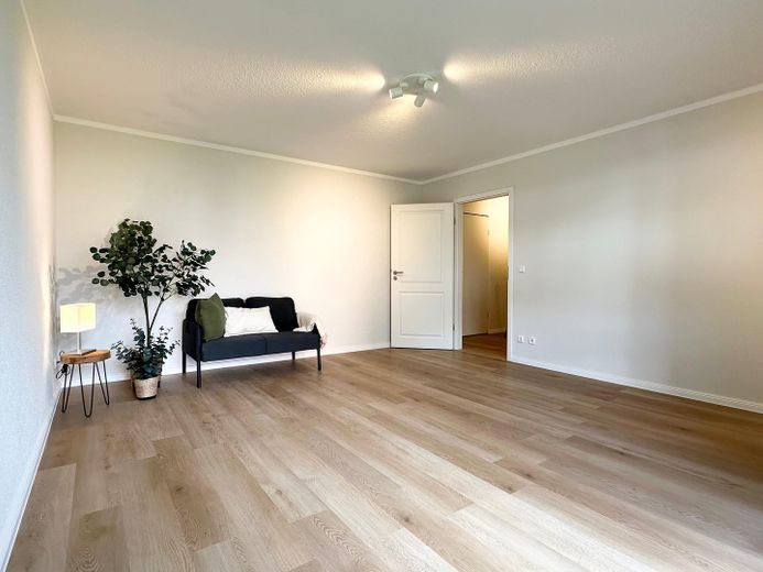 Frisch renovierte 1‑Zimmer-Wohnung mit Einbauküche und ruhiger Innenhofterrasse – Wohn-/Schlafzimmer