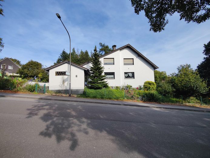 Dreifamilienhaus im Grünen mit großem Grundstück – Foto 3