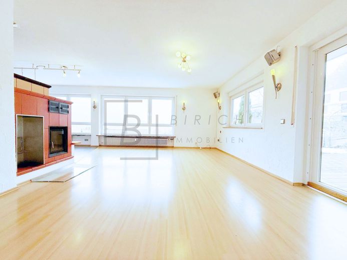 Massiv gebautes Wohnhaus mit Einliegerwohnung, Kamin und Waldrandlage – Innenaufnahmen