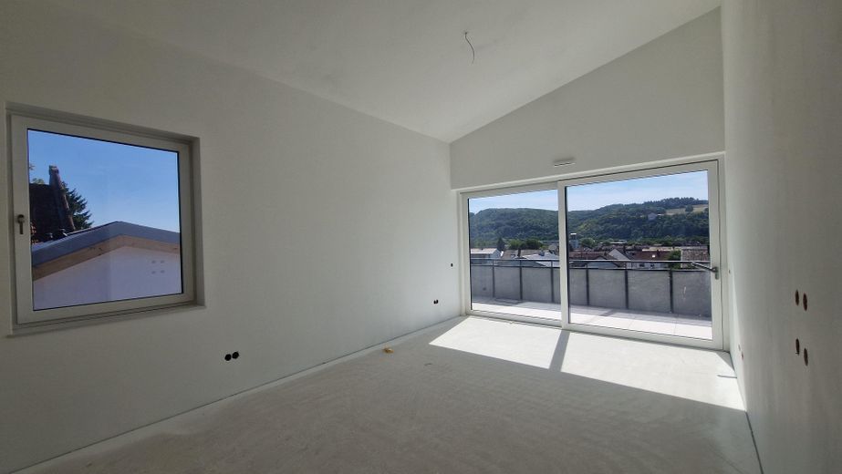 ERSTBEZUG - 3-Zimmer-Wohnung in bester Lage, Komfort und Ambiente im Neubau an der Klingenburg – Wohnzimmer