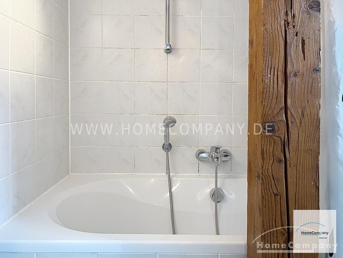 Helle, modern möblierte 1,5-Zimmer-Dachgeschoss-Maisonette-Wohnung mit Südbalkon in Schwabing – 02d77209b8be37503745d49c19150ebbfe34f19b.jpg