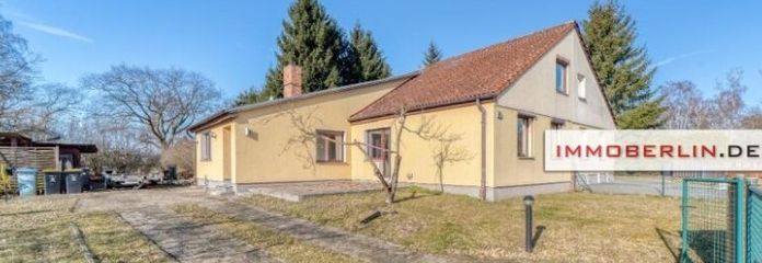 IMMOBERLIN.DE - Interessantes Haus mit Potenzial, Garage & Nebengebäude in ländlicher Lageharmonie