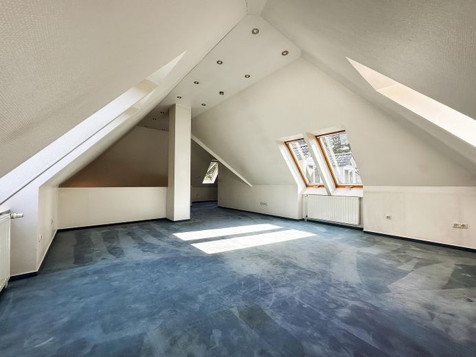 235 m² रहने का क्षेत्र, 1.425 m² का भूखंड | खुली गैलरी, फ़ायरप्लेस और हैम्बर्ग के पास – offener Bereich OG.