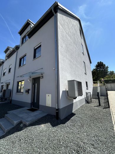 203 m² | Neubau 2021 | Garten | 2 Garagen | Wärmepumpe | Frensdorf – Außenansicht
