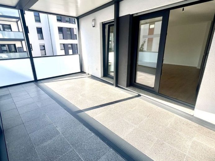 Moderne 3 Zimmer NB Wohnung mit EBK, großem Balkon und TG – Foto 1