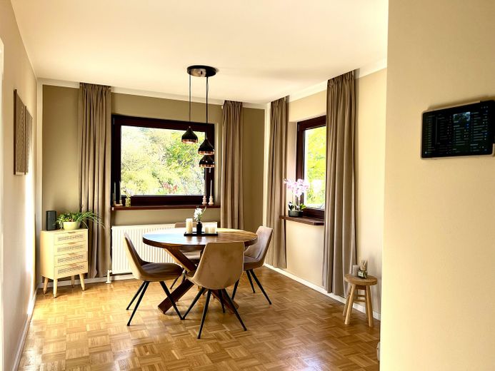 Provisionsfrei: Feldrand-Idylle trifft Smart Home – Vollklima, PV & sehr niedrige Energiekosten – Esszimmer EG