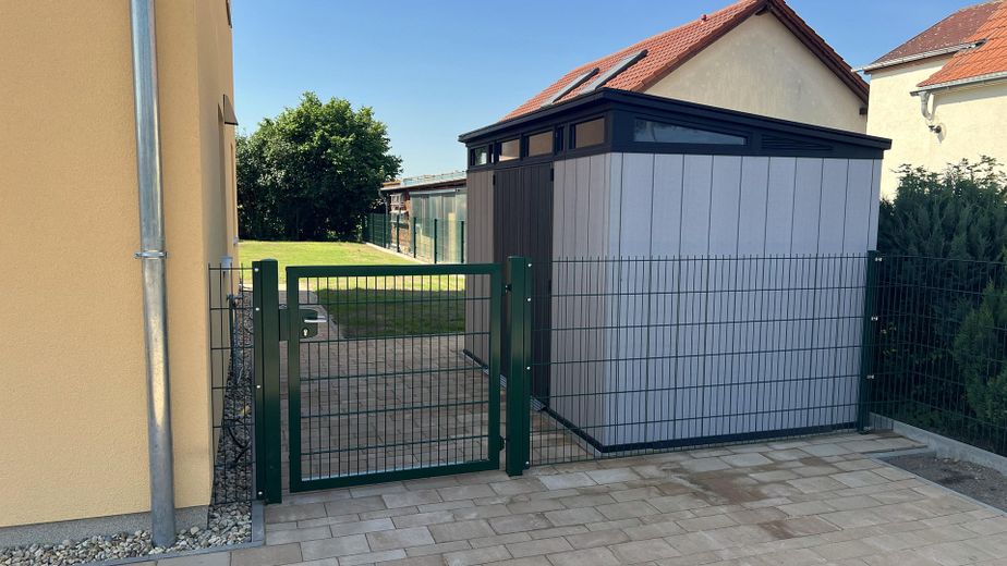 Ruhe mit Blick über Felder: Exklusives wohngesundes Plusenergie-Doppelhaus, S-Bahn fußläufig – Fahrrad- und Gartenhaus