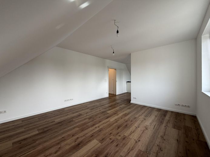 Oberwohnung mit Sommerlichen-Hitzeschutz in Harkebrügge zu vermieten, mit Einbauküche ! – Wohnzimmer
