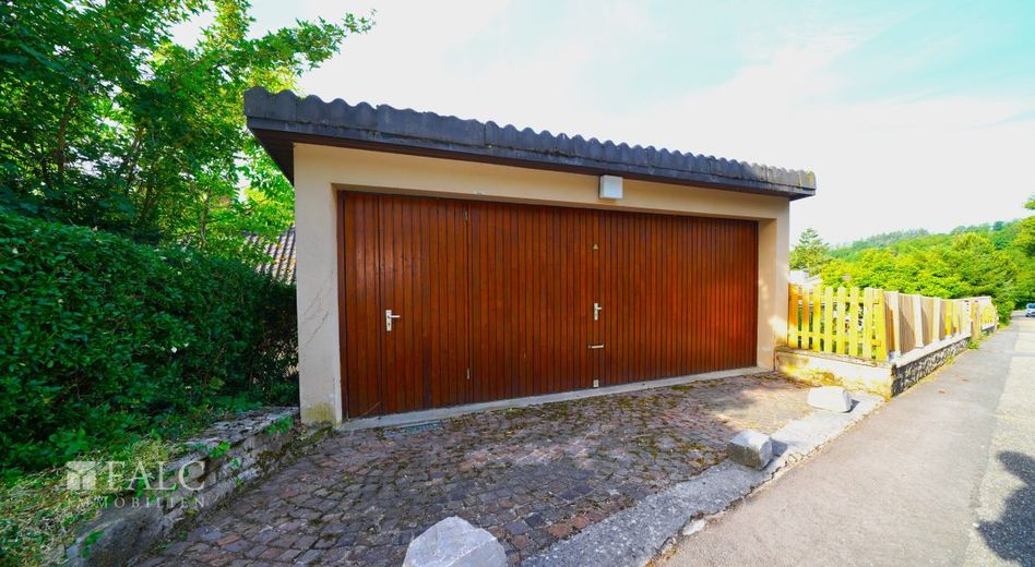 Naturparadies mit Weitblick auf die Stadt! Doppelhaus mit über 4.200 m² Grundstück - FALC Immobilien – Doppelgarage Obere Einfahrt