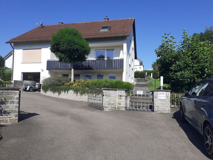 Gemütliche Dachgeschosswohnung 4 Zimmer mit Einbauküche in ruhiger Wohngegend – Ansicht Zufahrt