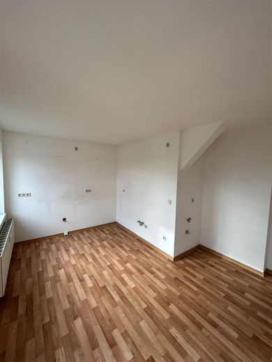 Großzügige DG 2-Zimmer mit Laminat, EBK, Balkon und Wannenbad! – photo-2023-10-05-16-18-29~04