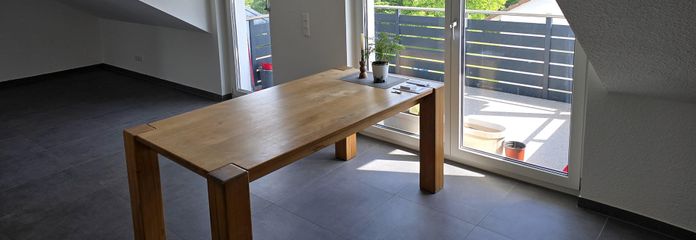 Moderne DG-Wohnung – 62 m² – KfW55EE – Balkon, Keller & Stellplatz – Wohnbereich mit Balkonzugang