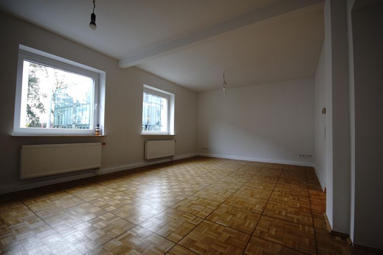 Bellissimo appartamento nel quartiere storico di Mönchengladbach – Wohnzimmer Blick zur Strasse