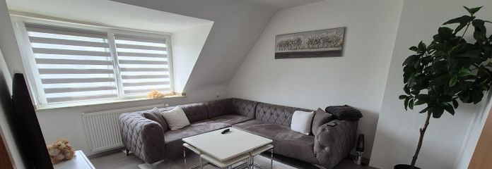 Helle und geräumige 3,5-Zimmer-Dachgeschosswohnung in ruhiger Lage – Wohnzimmer