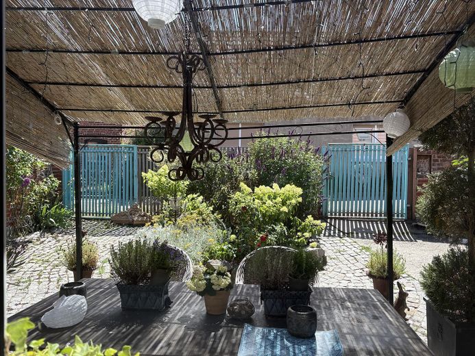 Ein Stück vom Paradies in Elb-Nähe - saniertes Bauernhaus mit Vintage-Charme – Überdachter Sitzplatz vorne