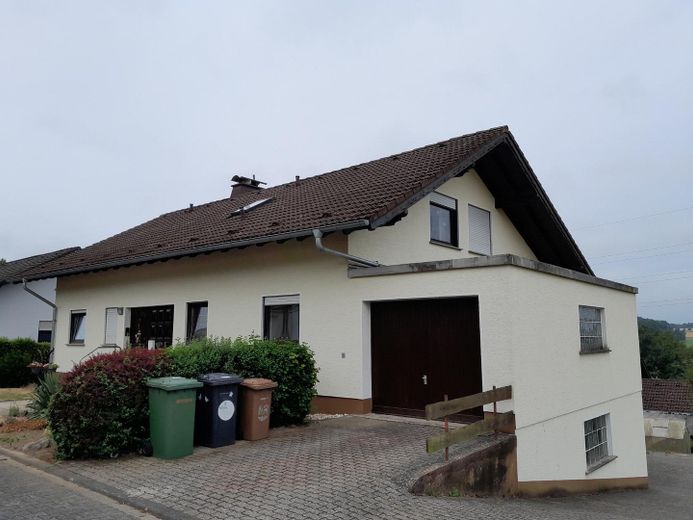 Provisionsfrei von Privat: Großzügiges Mehrfamilienhaus mit Ausbau-Potenzial und Traum-Aussicht – Vorderseite von rechts