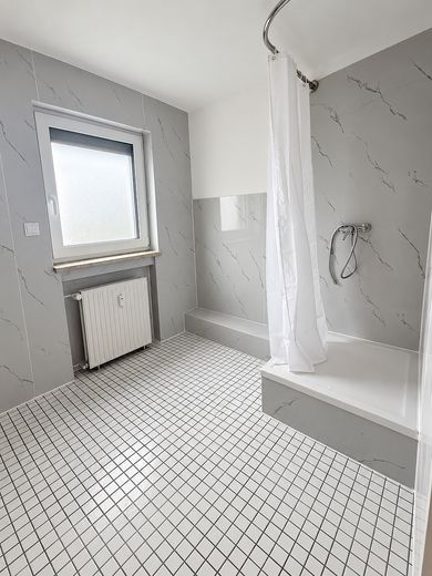 Appena ristrutturato: luminoso appartamento mansardato con bagno finestrato a Springe-Holtensen – Badezimmer