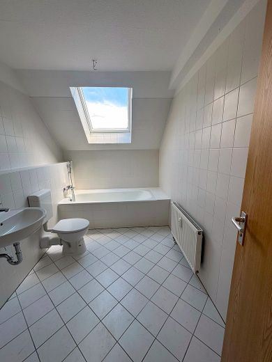 Gemütlicher Rückzugsort in Zossen: 3 Zimmer, Terrasse und See direkt vor der Tür – Bad mit Fenster