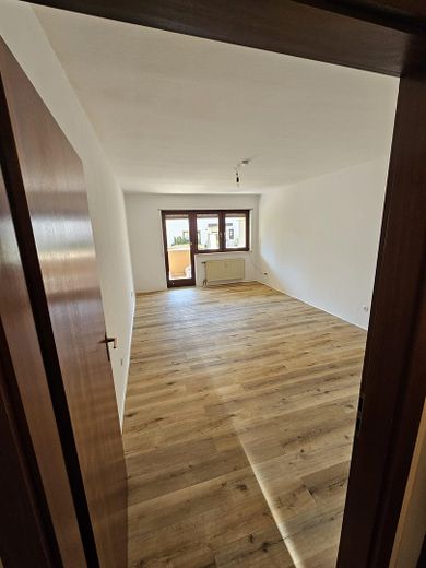 Licht 1-kamerappartement op de begane grond met balkon, mogelijkheden voor een inbouwkeuken & berging – Dornheimer Ring 81 – Wohn-/Schlafzimmer mit Balkonb