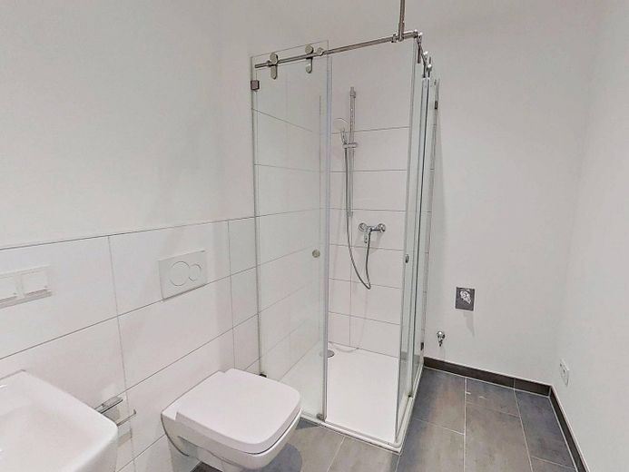 Familienfreundliche 4-Zimmer-Wohnung mit Einbauküche und Balkon in Schönefeld! – Musteransicht: Badezimmer