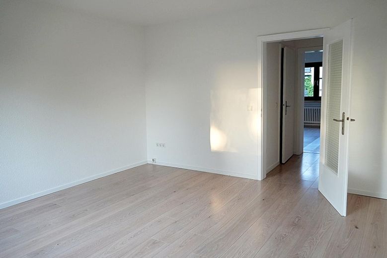 Wohnen im Grünen - Ihr Zuhause mit Balkon und 3 Zimmern – Wohnzimmer 