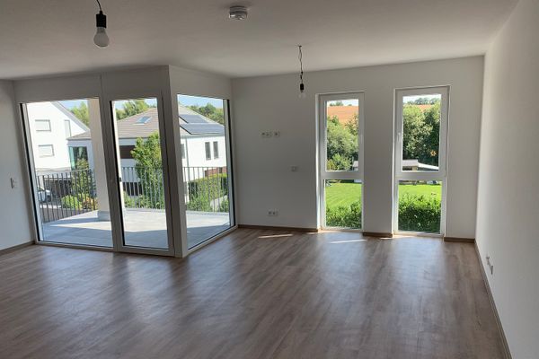 Premium 3-Zimmer-Wohnung mit 2 Balkonen, tollem Ausblick und EBK in Feldrandlage! A+