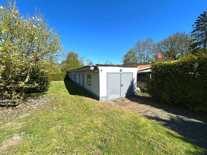 ***Ihr neues Zuhause im Grünen auf über 2.300 m² Grundstück*** – Garage