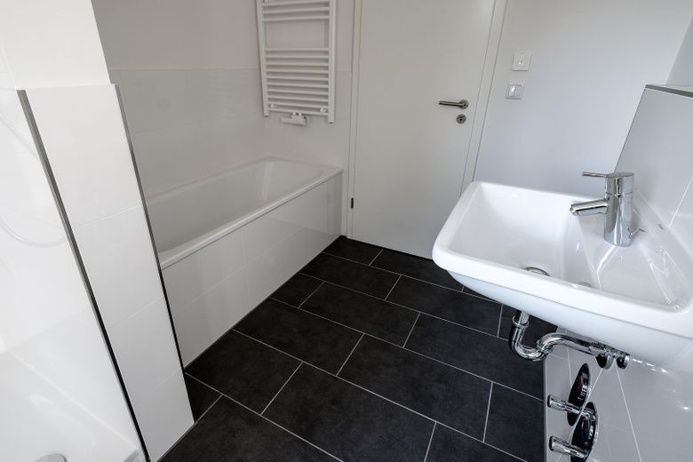 Maisonette-Penthousewohnung in Hamburg Alt-Rahlstedt – Bad Bild 2