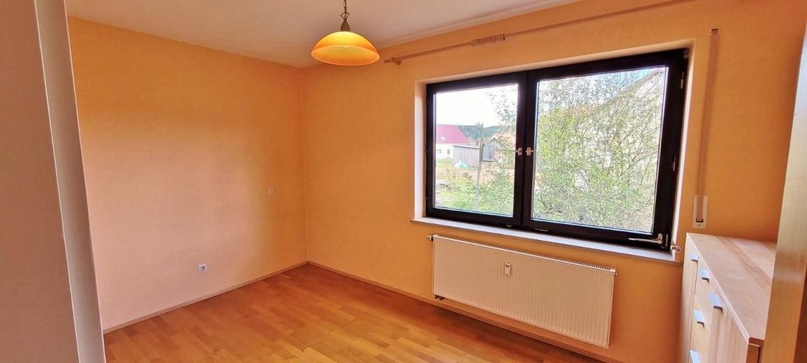 Słoneczne mieszkanie 4-pokojowe z kuchnią, łazienką i WC, balkonem od południa, garażem indywidualnym oraz ogrodem o powierzchni 250 m² w Siegertshofen Fischach – Schlafzimmer/Büro