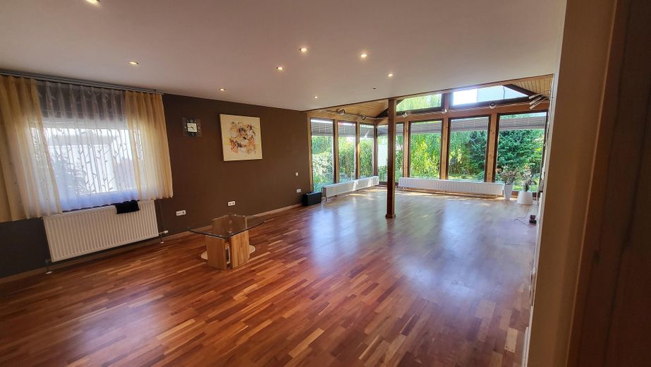 Detached single-family house in Sandhausen with plenty of space and 2 bedrooms on the ground floor – Wohnzimmer leer