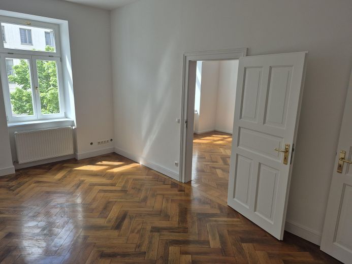 Licht, ruim ingedeeld appartement in een monumentaal pand in München – Zimmer