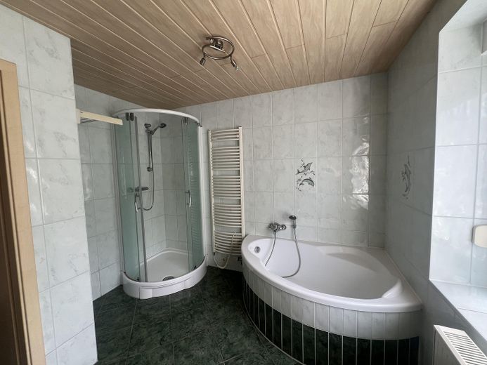 2 Familienhaus mit Scheune, Garagen und großem Garten – Obergeschoss Bad
