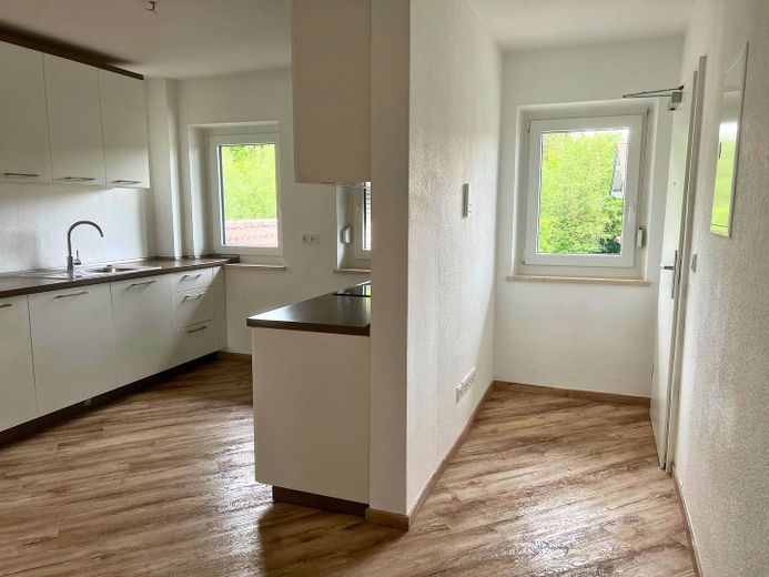 EINZIEHEN UND SPAREN: Große 3-Zimmer-Wohnung mit großem BALKON und EBK im staatlich anerkannten Naturerholungsort Lechbruck am See – Ansicht III: Küche