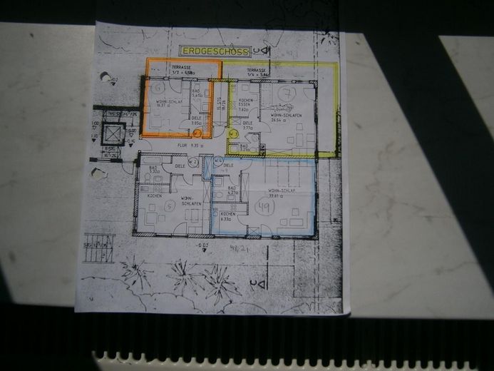 3 Apartments einzeln oder zusammen als Wohnung, TG, Stellplatz, dazu Garten mietbar – es sind die 3 bunt gerahmten 
